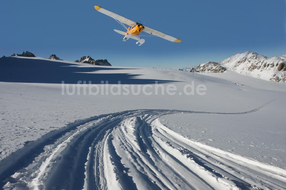 Luftaufnahme Ufem Port - Gletscherflug mit einer Piper PA-18 in der Schweiz