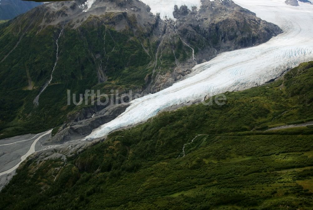 Luftbild Kenai Fjords National Park - Gletscherzungen des Aialik-Gletscher im Kenai-Fjords-Nationalpark auf der Kenai-Halbinsel in Alaska in den Vereinigten Staaten von Amerika USA