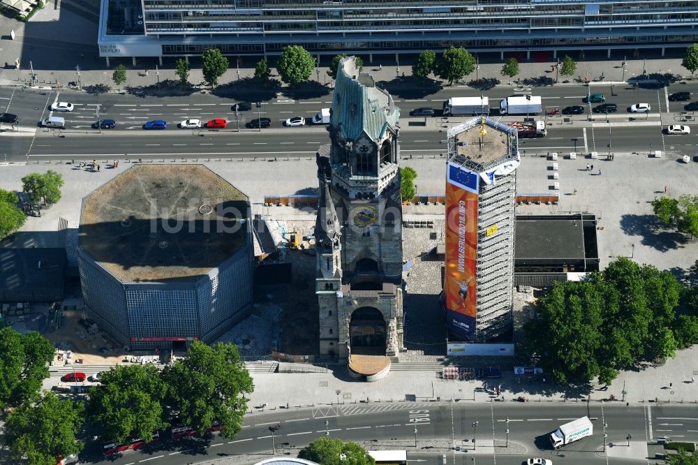 Berlin aus der Vogelperspektive: Glockenturm- Einrüstung der Kaiser-Wilhelm-Gedächtniskirche auf dem Breitscheidplatz in Berlin-Charlottenburg
