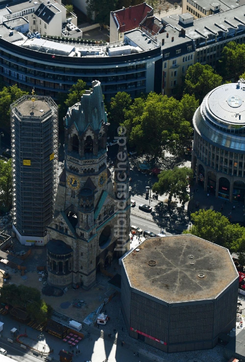 Luftbild Berlin - Glockenturm- Einrüstung der Kaiser-Wilhelm-Gedächtniskirche auf dem Breitscheidplatz in Berlin-Charlottenburg