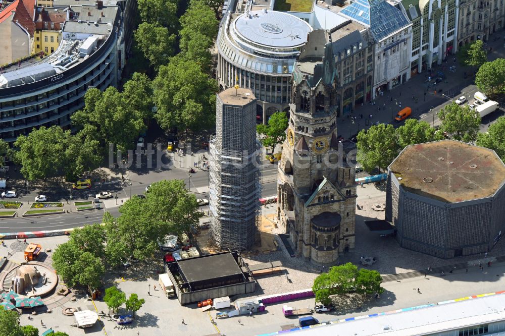 Berlin von oben - Glockenturm- Einrüstung der Kaiser-Wilhelm-Gedächtniskirche auf dem Breitscheidplatz in Berlin-Charlottenburg