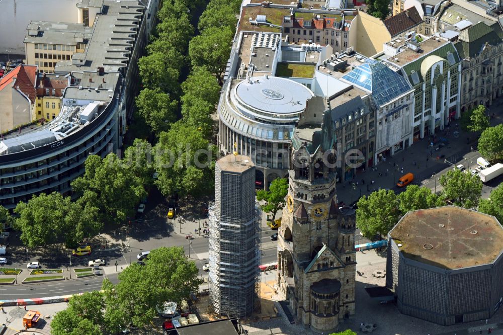 Berlin aus der Vogelperspektive: Glockenturm- Einrüstung der Kaiser-Wilhelm-Gedächtniskirche auf dem Breitscheidplatz in Berlin-Charlottenburg