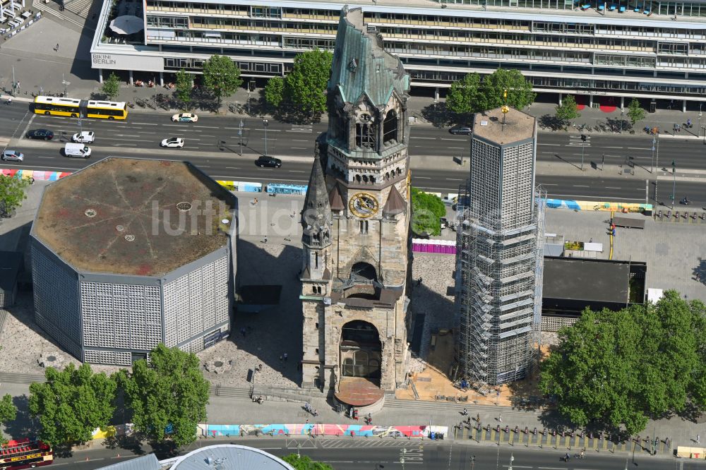 Berlin von oben - Glockenturm- Einrüstung der Kaiser-Wilhelm-Gedächtniskirche auf dem Breitscheidplatz in Berlin-Charlottenburg