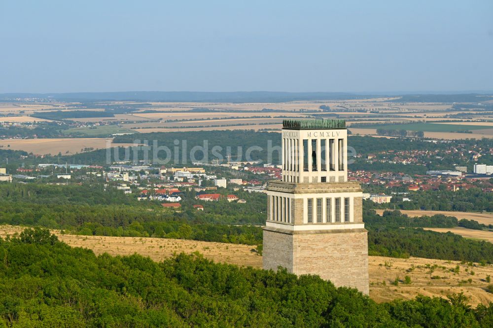 Luftbild Weimar - Glockenturm der Nationalen Mahn- und Gedenkstätte der DDR Buchenwald im Ortsteil Ettersberg in Weimar im Bundesland Thüringen, Deutschland