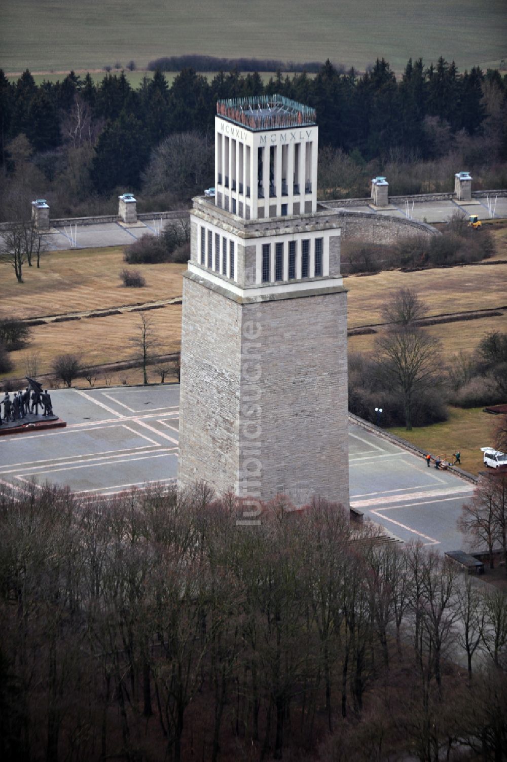 Luftbild Weimar - Glockenturm der Nationalen Mahn- und Gedenkstätte der DDR Buchenwald im Ortsteil Ettersberg in Weimar im Bundesland Thüringen, Deutschland