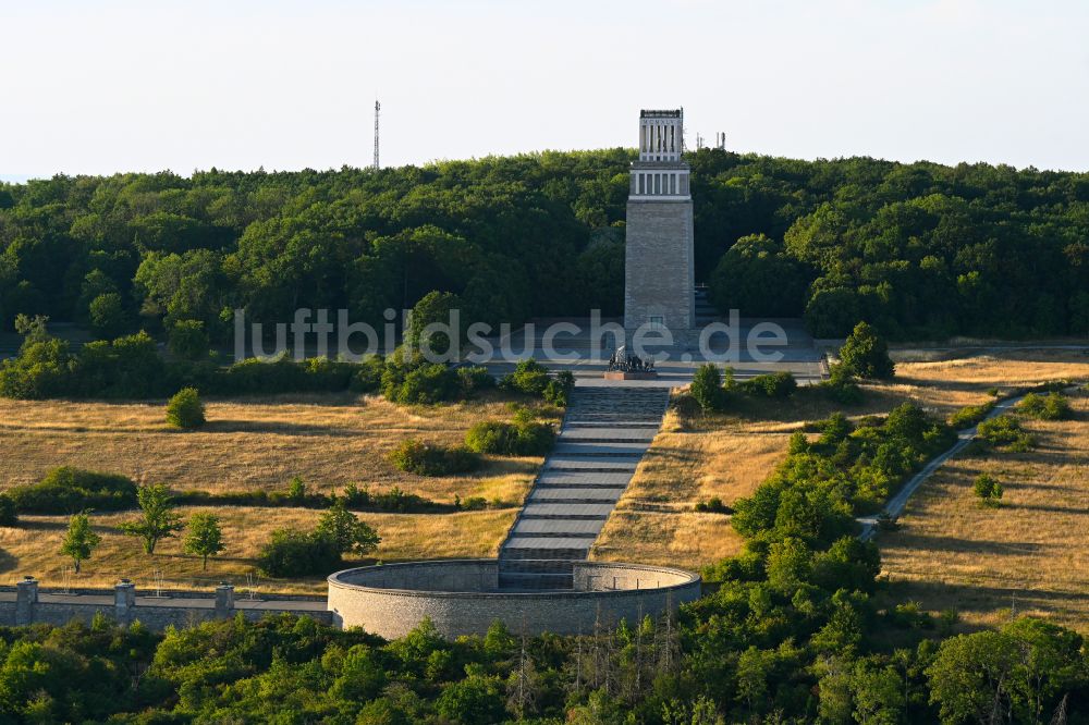Weimar von oben - Glockenturm der Nationalen Mahn- und Gedenkstätte der DDR Buchenwald im Ortsteil Ettersberg in Weimar im Bundesland Thüringen, Deutschland