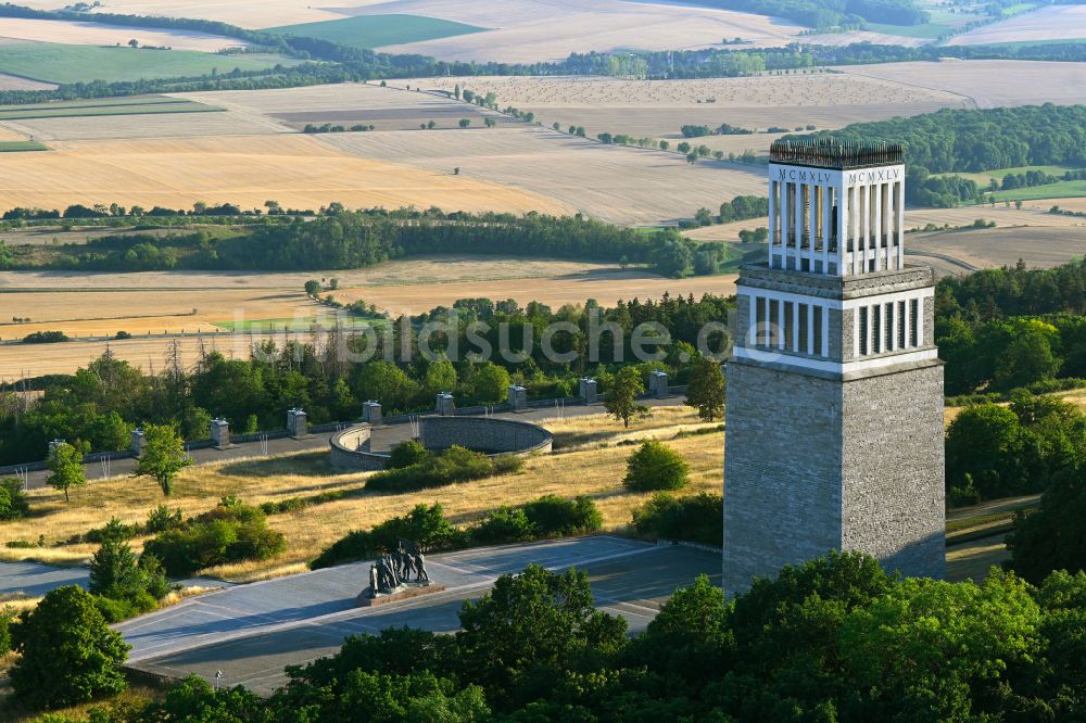 Luftaufnahme Weimar - Glockenturm der Nationalen Mahn- und Gedenkstätte der DDR Buchenwald im Ortsteil Ettersberg in Weimar im Bundesland Thüringen, Deutschland