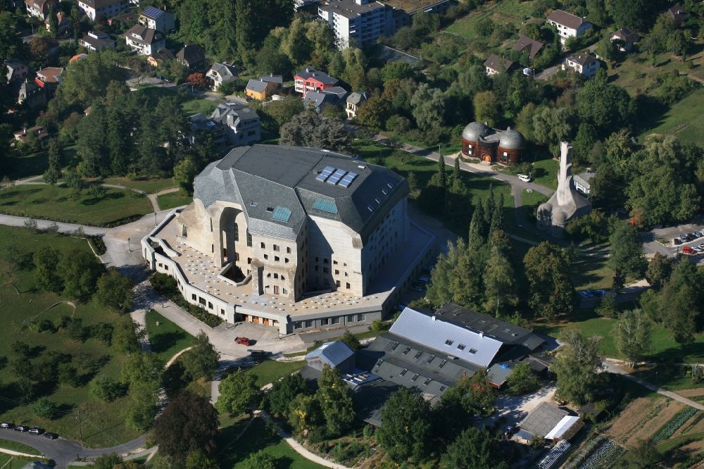 Dornach von oben - Goetheanum in Dornach in der Schweiz, Kanton Solothurn