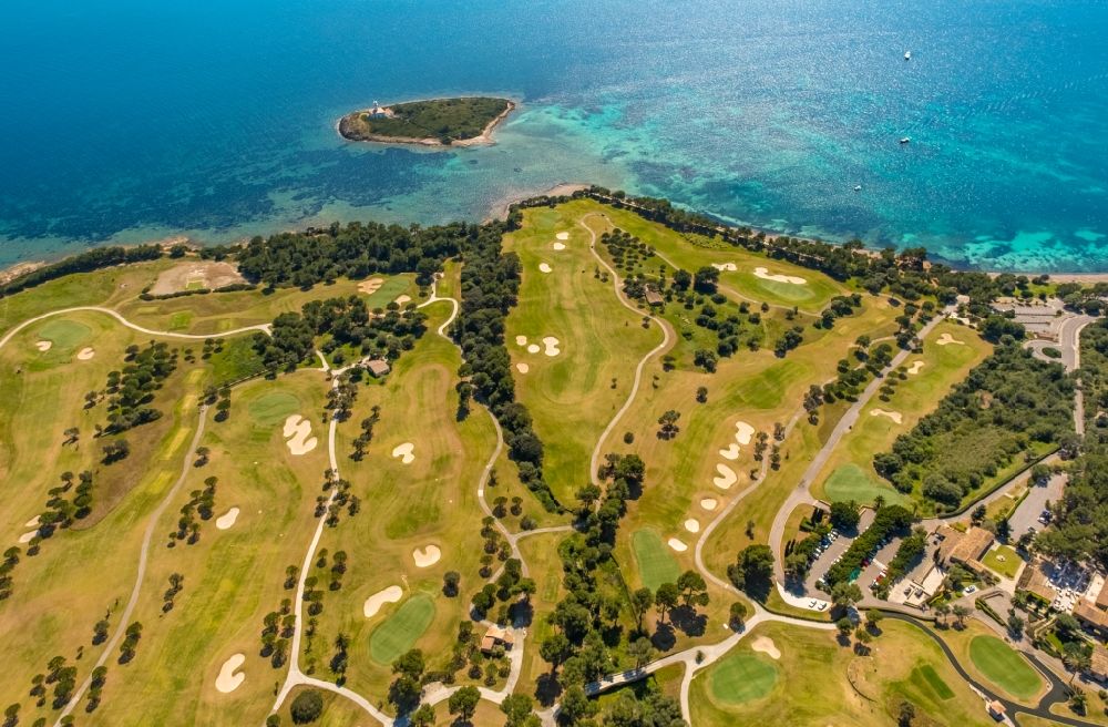 Alcudia von oben - Golfplatz Club de Golf Alcanada in Alcudia in Balearische Insel Mallorca, Spanien