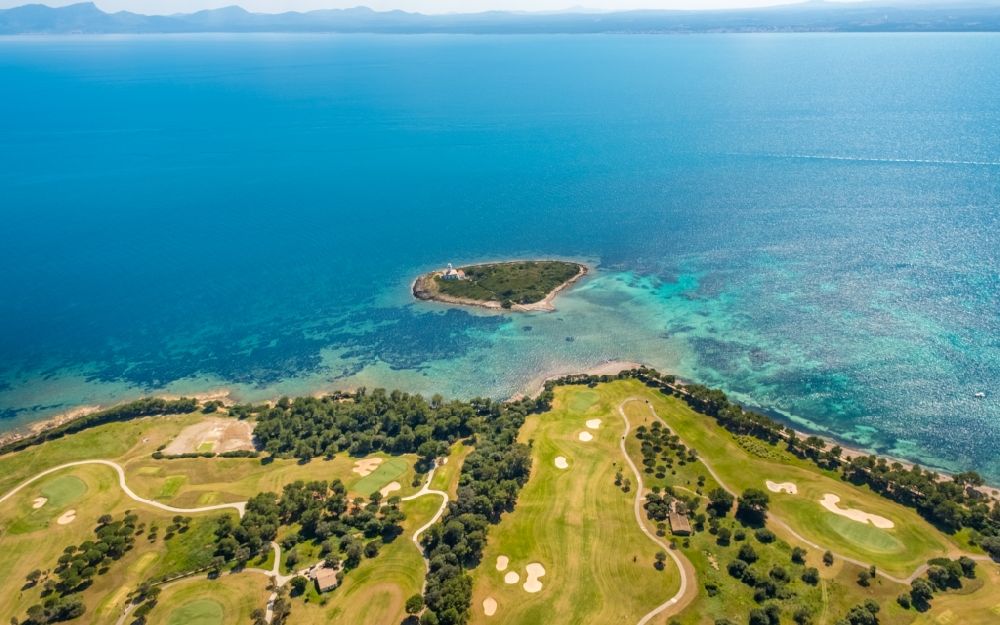 Luftaufnahme Alcudia - Golfplatz Club de Golf Alcanada in Alcudia in Balearische Insel Mallorca, Spanien