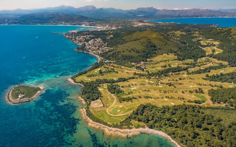 Alcudia aus der Vogelperspektive: Golfplatz Club de Golf Alcanada in Alcudia in Balearische Insel Mallorca, Spanien