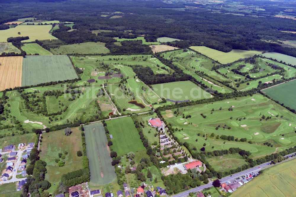 Luftbild Brunstorf - Golfplatz des Golf & Country Club Brunstorf an der Bundesstraße in Brunstorf im Bundesland Schleswig-Holstein, Deutschland