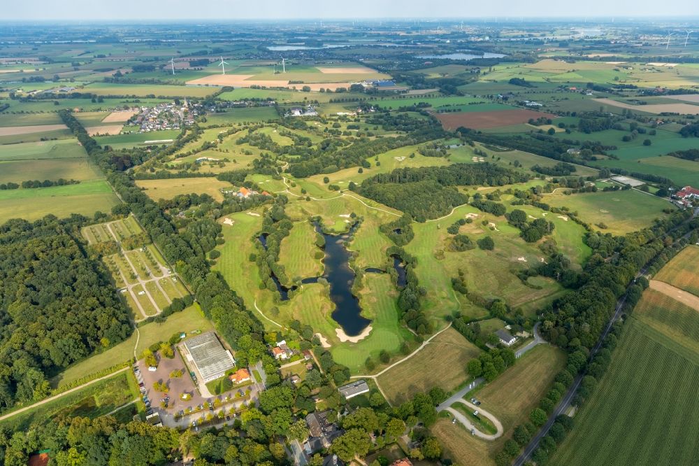 Bedburg-Hau aus der Vogelperspektive: Golfplatz der Golf International Moyland GmbH & Co.KG an der Moyländer Allee in Bedburg-Hau im Bundesland Nordrhein-Westfalen, Deutschland