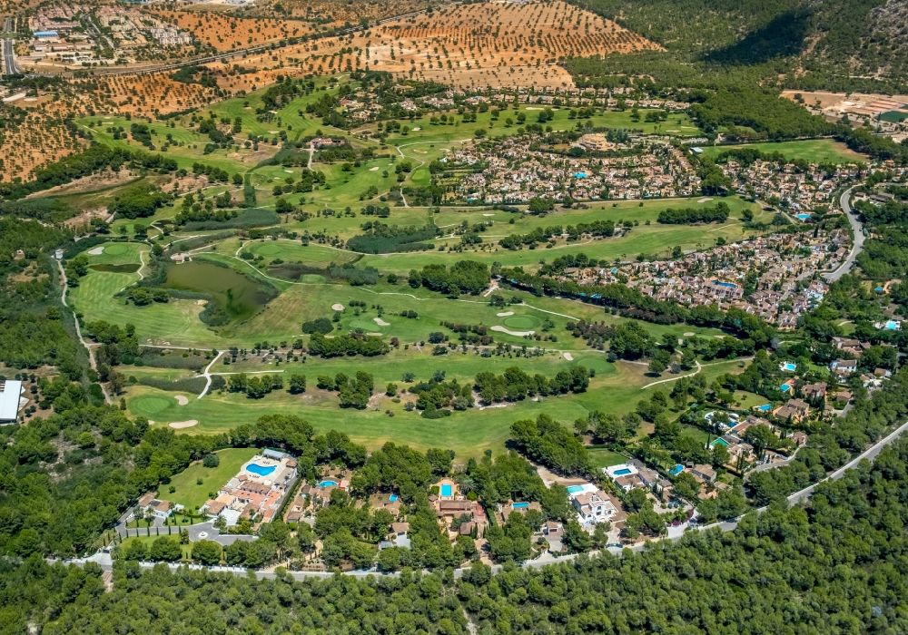Calvia aus der Vogelperspektive: Golfplatz Golf Santa Ponsa entlang der Avinguda del Golf in Calvia in Balearische Insel Mallorca, Spanien