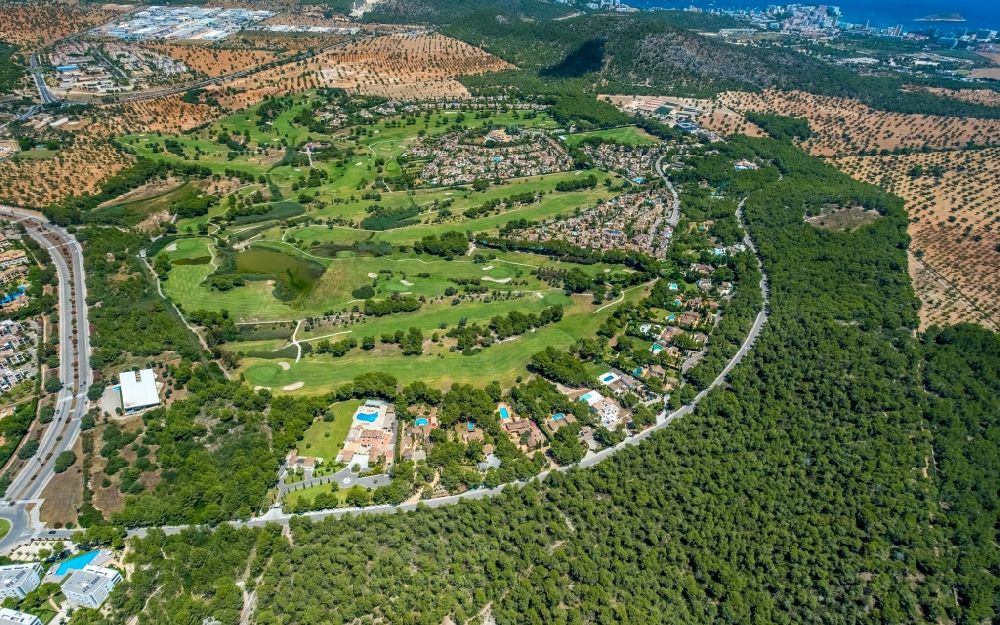Luftbild Calvia - Golfplatz Golf Santa Ponsa entlang der Avinguda del Golf in Calvia in Balearische Insel Mallorca, Spanien