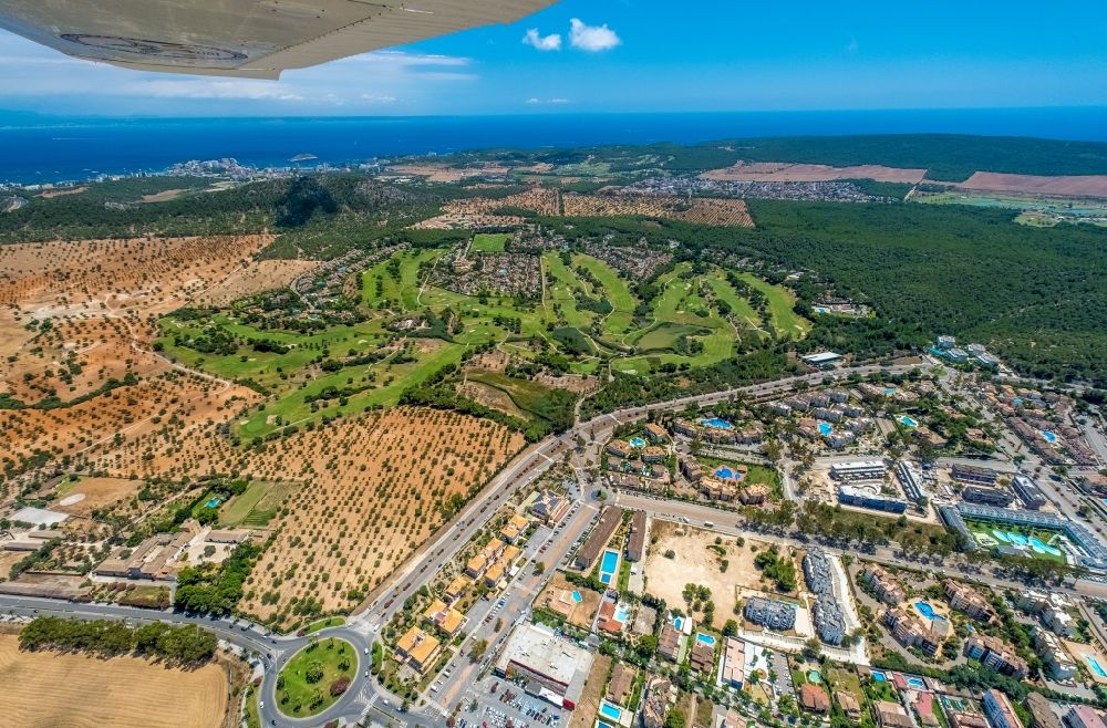 Luftaufnahme Calvia - Golfplatz Golf Santa Ponsa entlang der Avinguda del Golf in Calvia in Balearische Insel Mallorca, Spanien