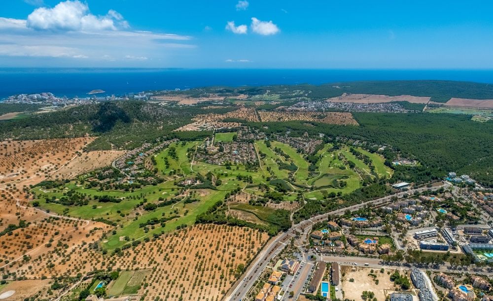Calvia von oben - Golfplatz Golf Santa Ponsa entlang der Avinguda del Golf in Calvia in Balearische Insel Mallorca, Spanien