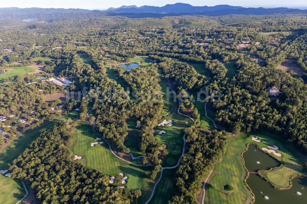Tourrettes von oben - Golfplatz des Ressort Terre Blanche in Tourrettes in Provence-Alpes-Cote d'Azur, Frankreich