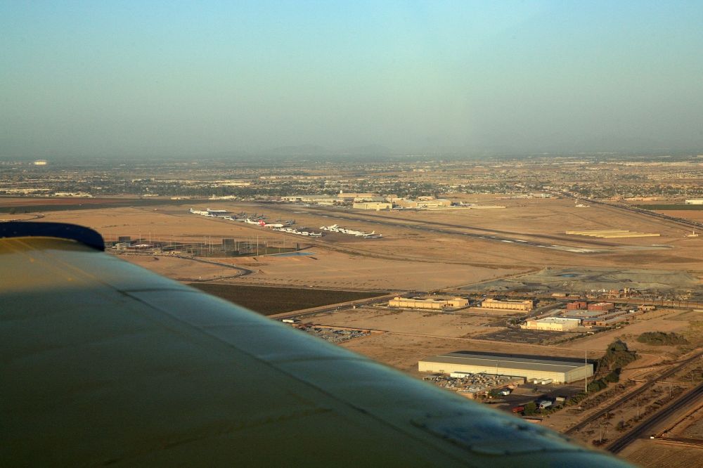 Goodyear aus der Vogelperspektive: Goodyear, Arizona. Der Flughafen ist Standort für die Lufthansa Flugausbildung