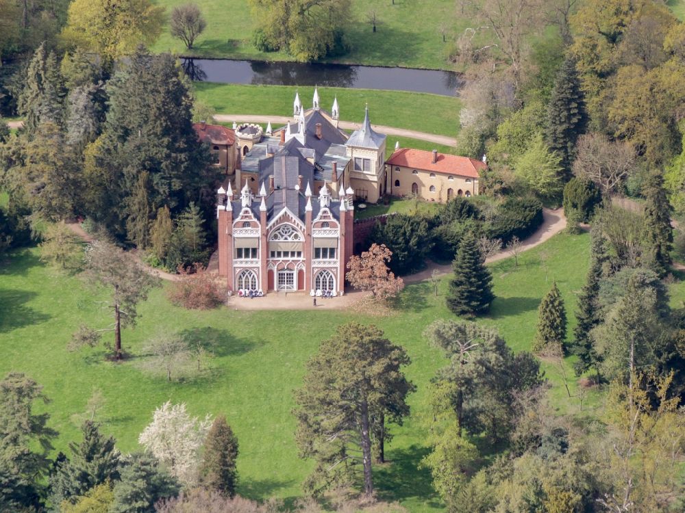 Oranienbaum-Wörlitz aus der Vogelperspektive: Gotisches Haus in Schochs Garten im Wörlitzer Park in Wörlitz in Sachsen-Anhalt