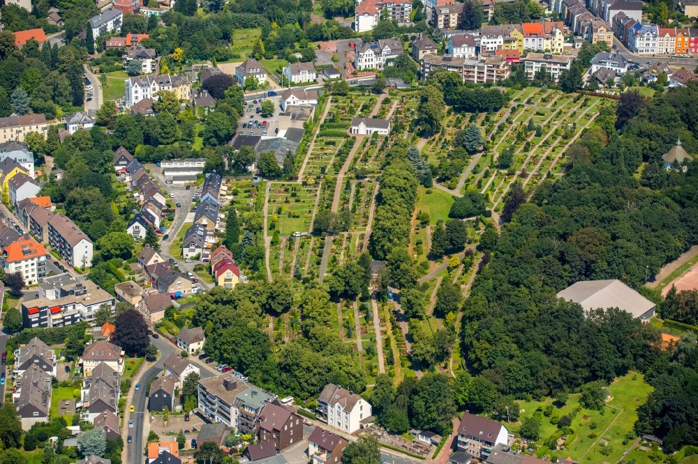 Hattingen von oben - Grabreihen auf dem Gelände des Friedhofes in Hattingen im Bundesland Nordrhein-Westfalen