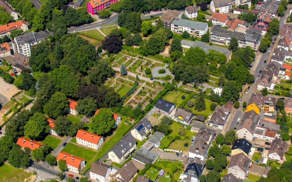 Luftaufnahme Hattingen - Grabreihen auf dem Gelände des Friedhofes in Hattingen im Bundesland Nordrhein-Westfalen