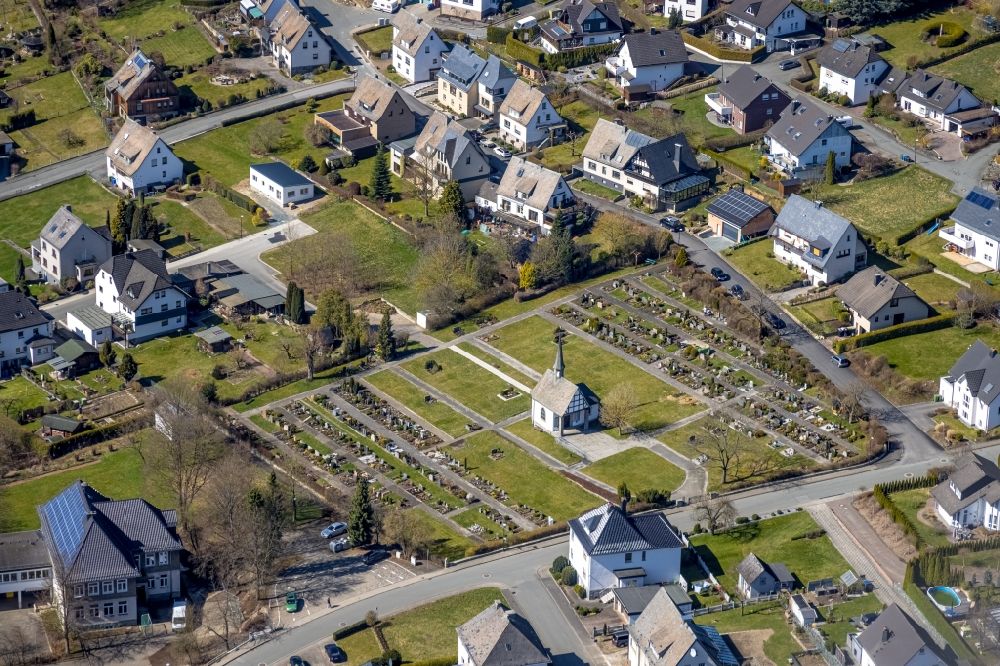 Luftbild Nuttlar - Grabreihen auf dem Gelände des Friedhofes in Nuttlar im Bundesland Nordrhein-Westfalen, Deutschland