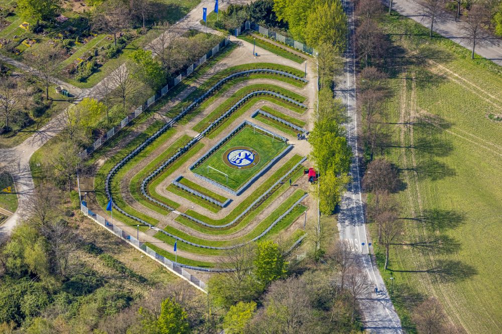 Luftbild Gelsenkirchen - Grabreihen auf dem Gelände des Friedhofes Schalke-FanFeld in Gelsenkirchen im Bundesland Nordrhein-Westfalen, Deutschland