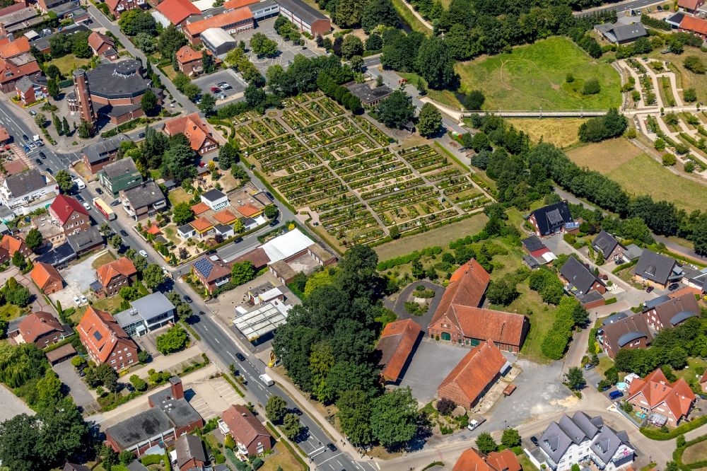 Beelen aus der Vogelperspektive: Grabreihen auf dem Gelände des Friedhofes in Beelen im Bundesland Nordrhein-Westfalen, Deutschland