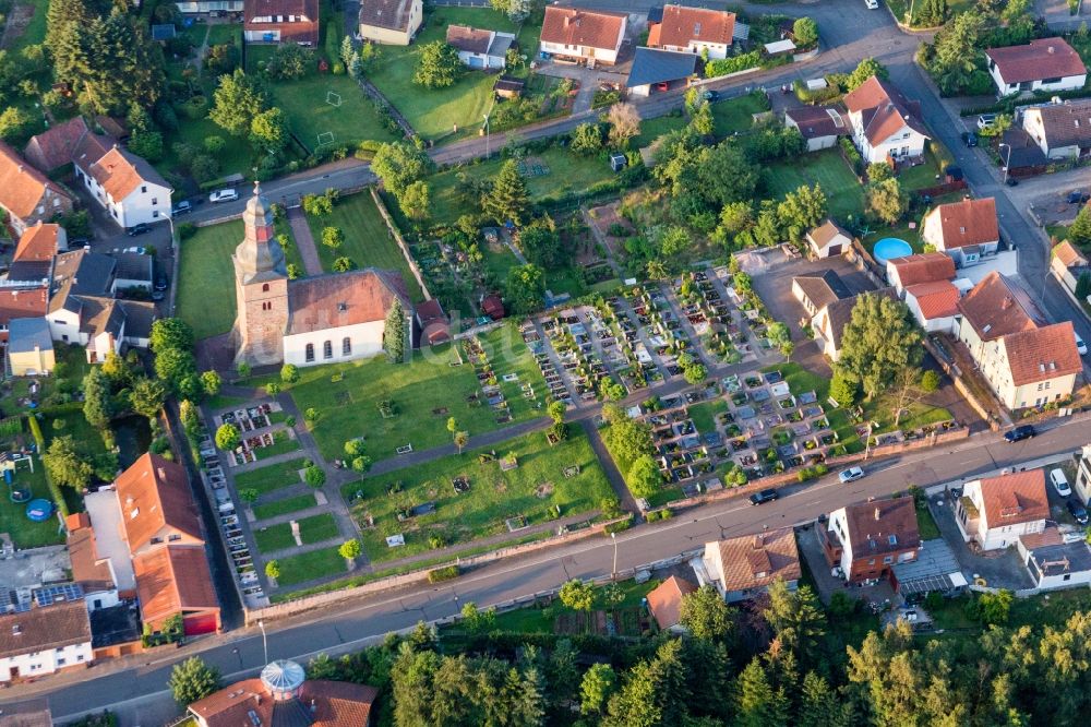 Luftbild Sippersfeld - Grabreihen auf dem Gelände des Friedhofes bei der Kirche in Sippersfeld im Bundesland Rheinland-Pfalz, Deutschland