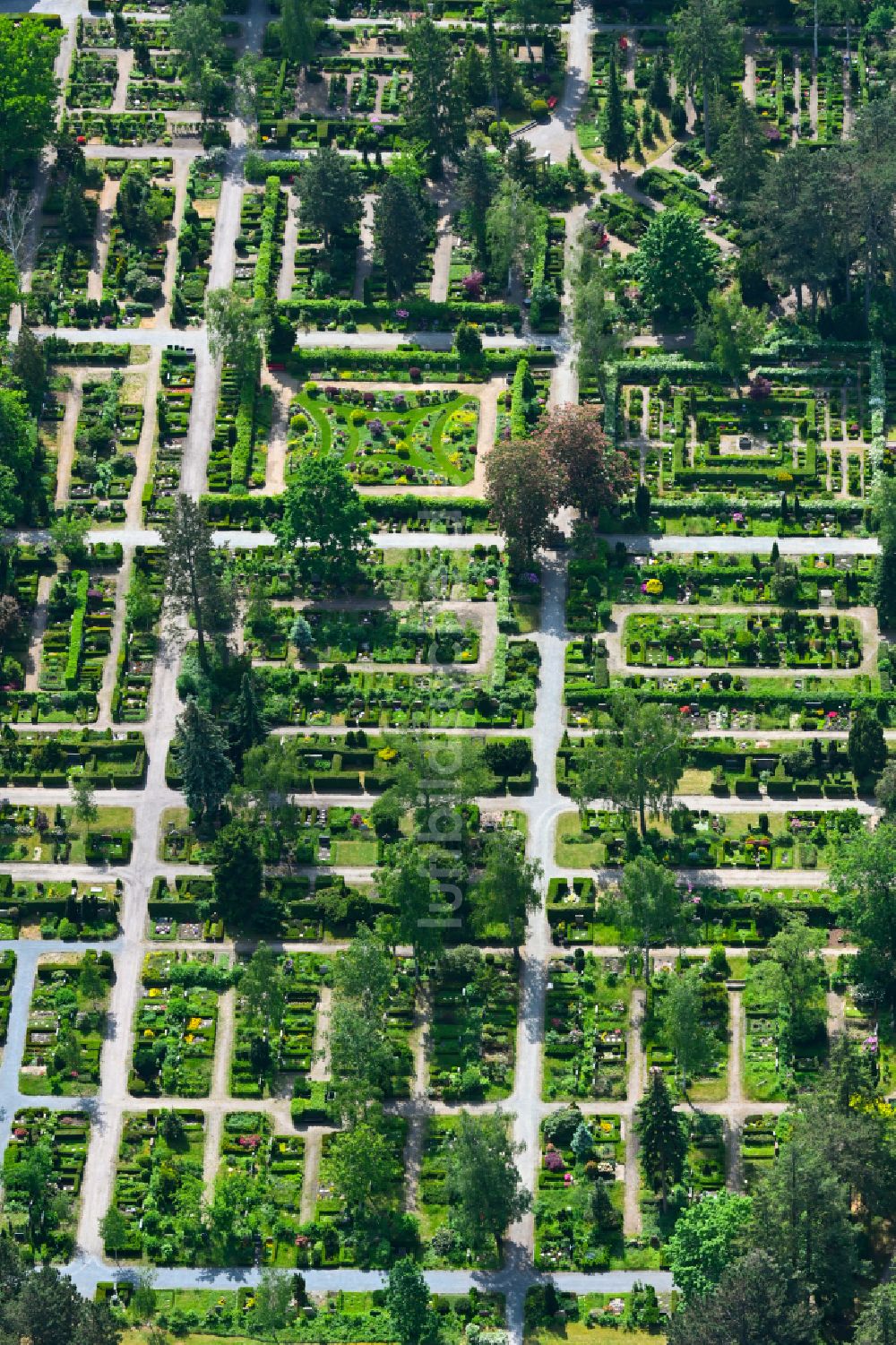 Luftaufnahme Berlin - Grabreihen auf dem Gelände des Friedhofes in Berlin, Deutschland