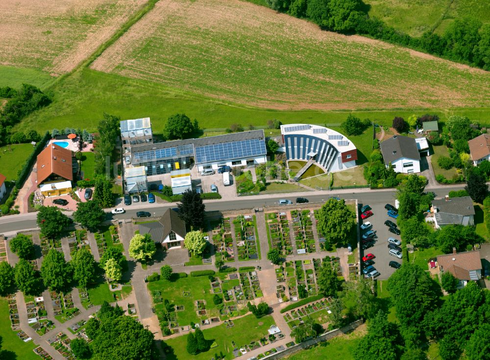 Bolanden aus der Vogelperspektive: Grabreihen auf dem Gelände des Friedhofes in Bolanden im Bundesland Rheinland-Pfalz, Deutschland