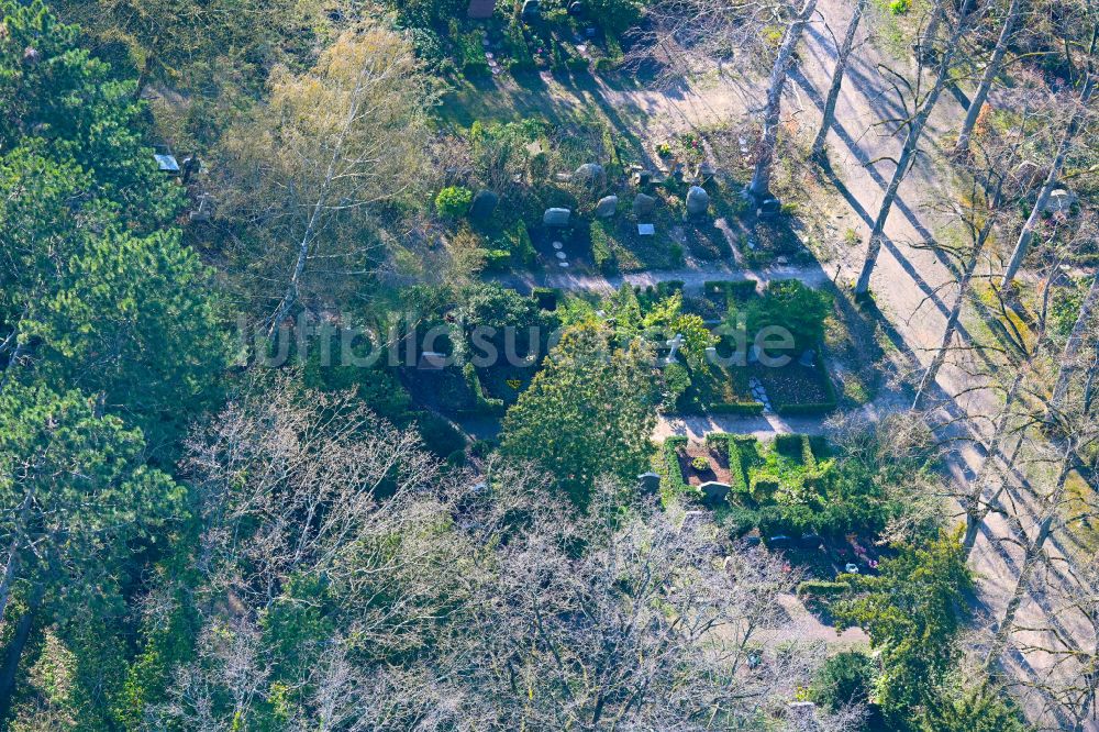 Luftaufnahme Potsdam - Grabreihen auf dem Gelände des Friedhofes Bornstedter Friedhof im Ortsteil Bornstedt in Potsdam im Bundesland Brandenburg, Deutschland