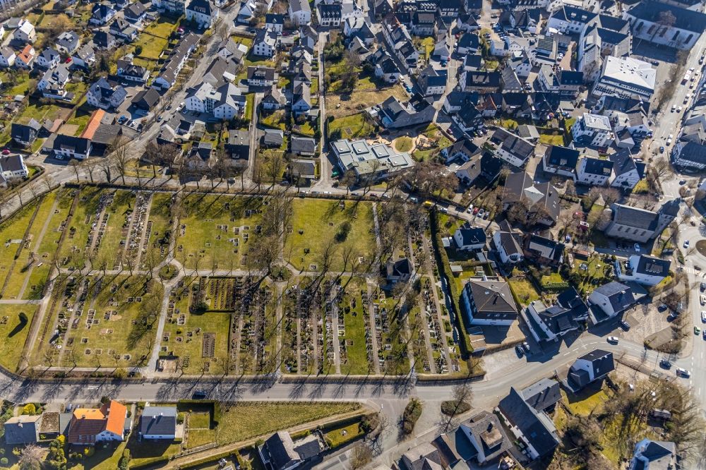 Brilon aus der Vogelperspektive: Grabreihen auf dem Gelände des Friedhofes in Brilon im Bundesland Nordrhein-Westfalen