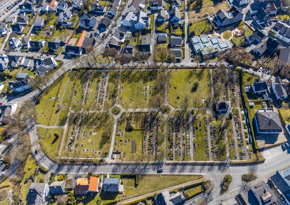 Luftaufnahme Brilon - Grabreihen auf dem Gelände des Friedhofes in Brilon im Bundesland Nordrhein-Westfalen