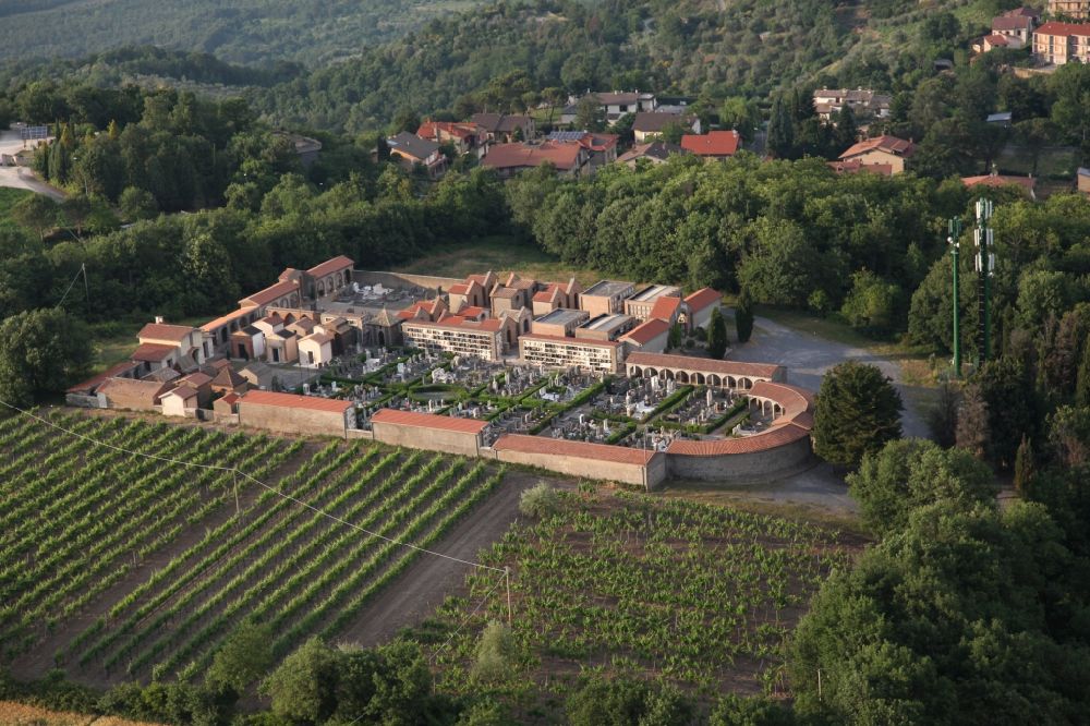 Luftbild Castel Viscardo - Grabreihen auf dem Gelände des Friedhofes in Castel Viscardo in Umbrien in Italien