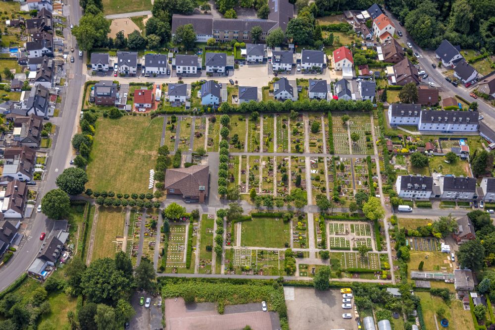 Luftaufnahme Castrop-Rauxel - Grabreihen auf dem Gelände des Friedhofes in Castrop-Rauxel im Bundesland Nordrhein-Westfalen, Deutschland