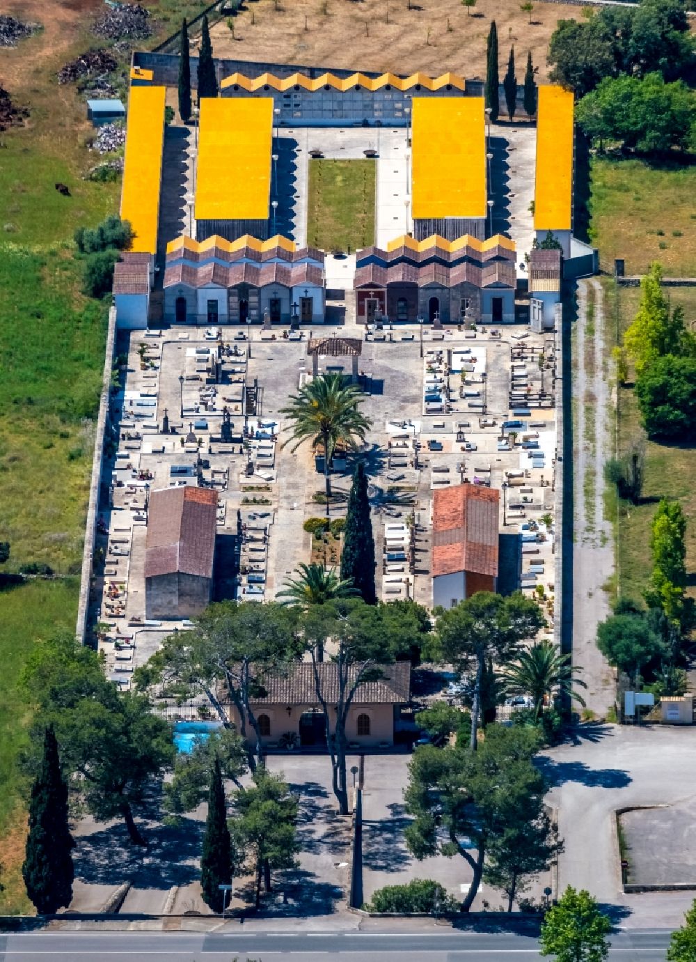 Llubi aus der Vogelperspektive: Grabreihen auf dem Gelände des Friedhofes Cementeri de Llubí in Llubi in Balearische Insel Mallorca, Spanien