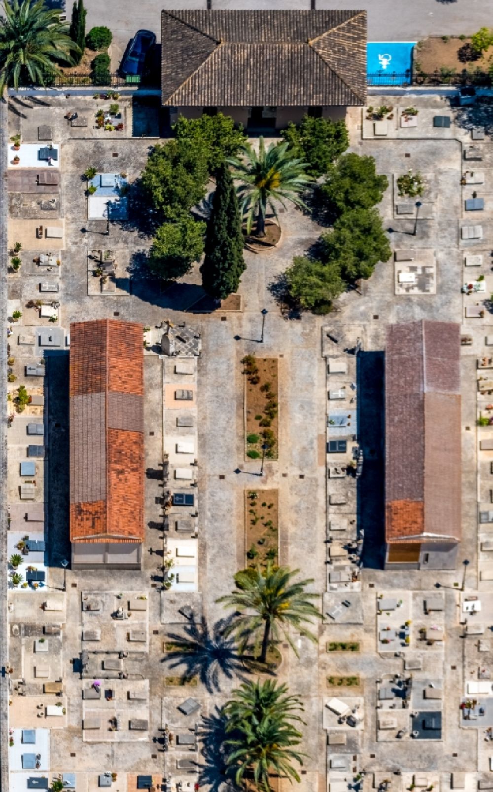 Luftbild Llubi - Grabreihen auf dem Gelände des Friedhofes Cementeri de Llubí in Llubi in Balearische Insel Mallorca, Spanien