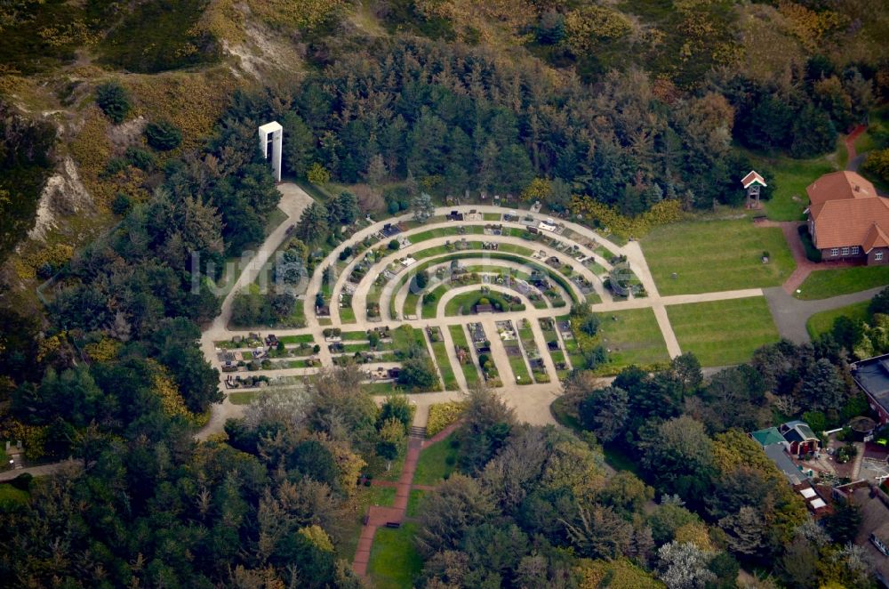 Luftaufnahme Langeoog - Grabreihen auf dem Gelände des Friedhofes Dünenfriedhof Langeoog in Langeoog im Bundesland Niedersachsen, Deutschland