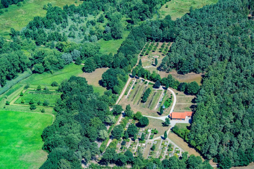 Luftaufnahme Harsefeld - Grabreihen auf dem Gelände des Friedhofes Ehrenberg in Harsefeld im Bundesland Niedersachsen, Deutschland