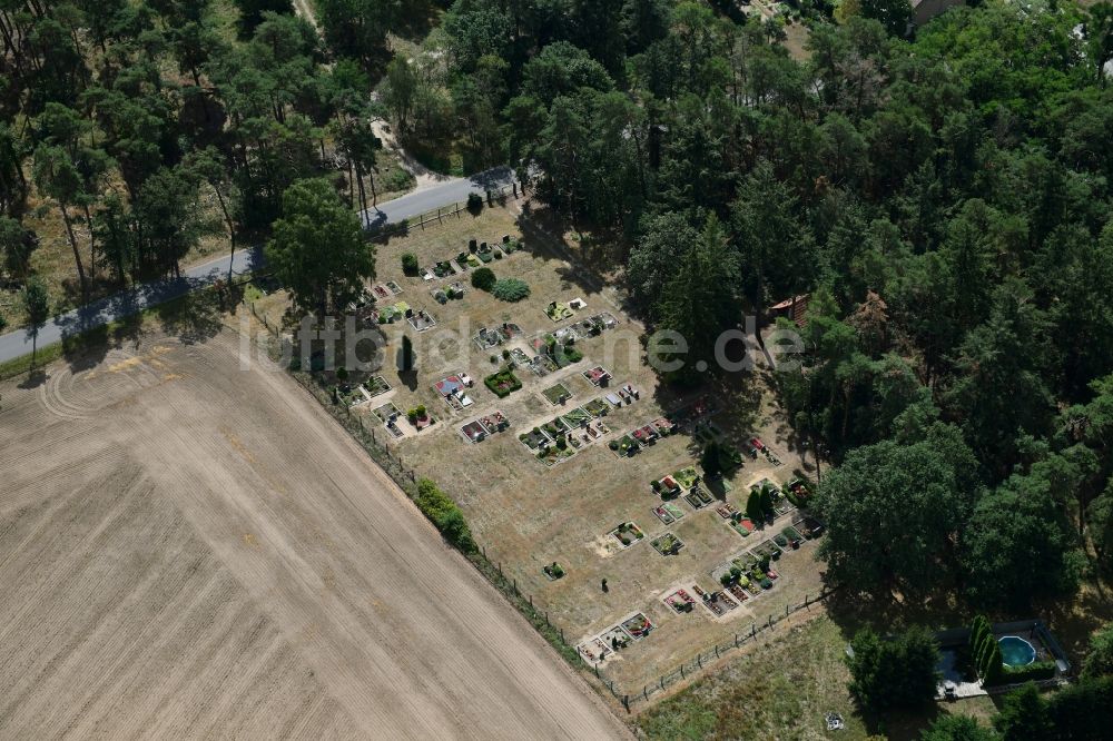 Lanz von oben - Grabreihen auf dem Gelände des Friedhofes an einem landwirtschaftlich genutzten Feldrand in Lanz im Bundesland Brandenburg, Deutschland