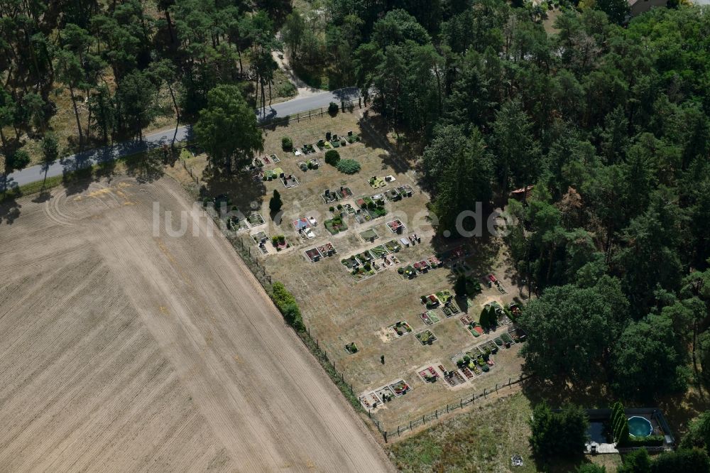Lanz aus der Vogelperspektive: Grabreihen auf dem Gelände des Friedhofes an einem landwirtschaftlich genutzten Feldrand in Lanz im Bundesland Brandenburg, Deutschland
