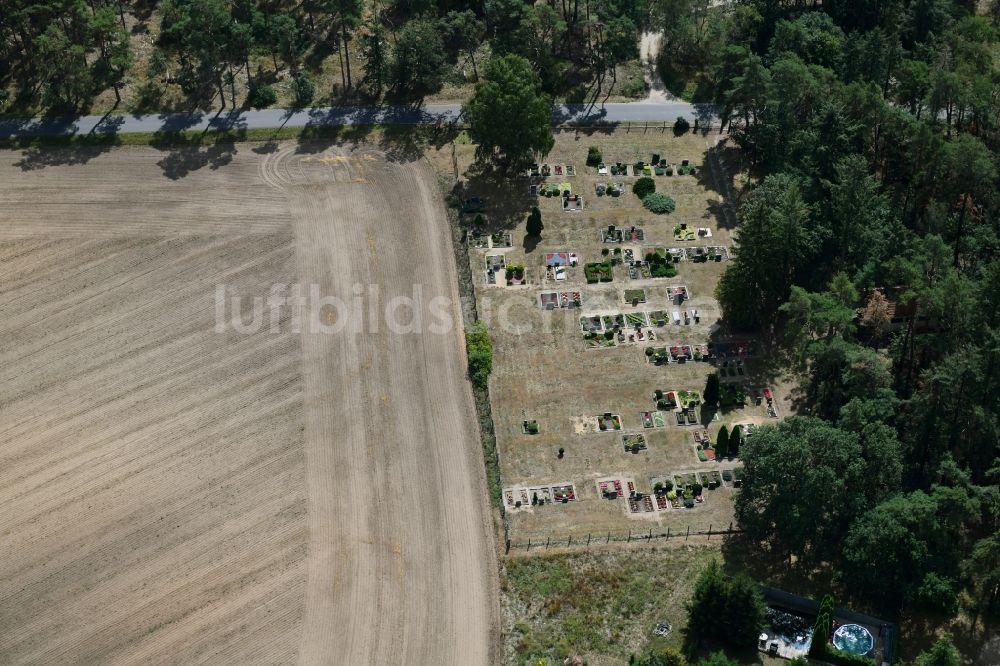Luftbild Lanz - Grabreihen auf dem Gelände des Friedhofes an einem landwirtschaftlich genutzten Feldrand in Lanz im Bundesland Brandenburg, Deutschland