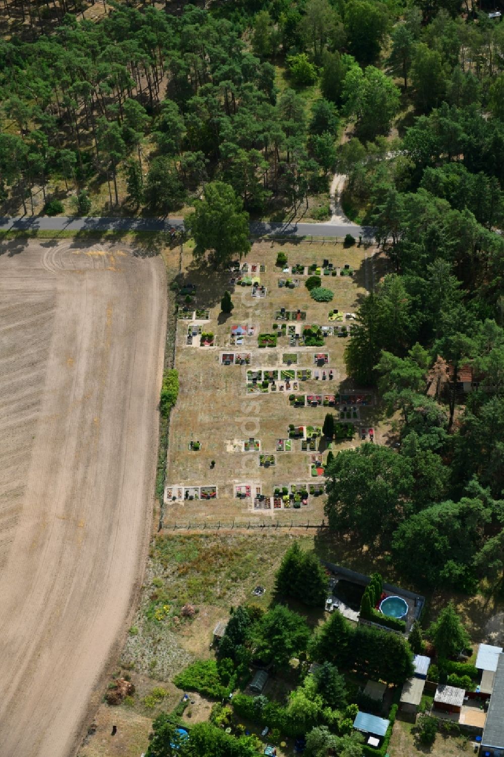 Luftaufnahme Lanz - Grabreihen auf dem Gelände des Friedhofes an einem landwirtschaftlich genutzten Feldrand in Lanz im Bundesland Brandenburg, Deutschland