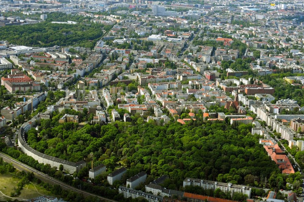 Luftaufnahme Berlin - Grabreihen auf dem Gelände des Friedhofes St.-Elisabeth-Kirchhof II im Ortsteil Gesundbrunnen in Berlin, Deutschland