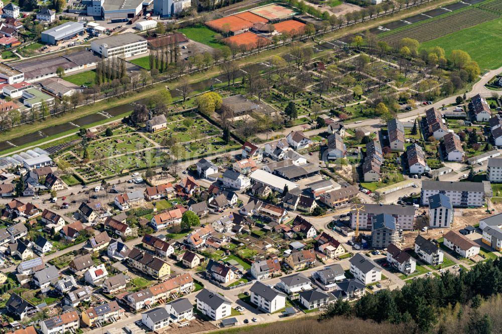 Luftbild Oberkirch - Grabreihen auf dem Gelände des Friedhofes entlang der Rench in Oberkirch im Bundesland Baden-Württemberg, Deutschland