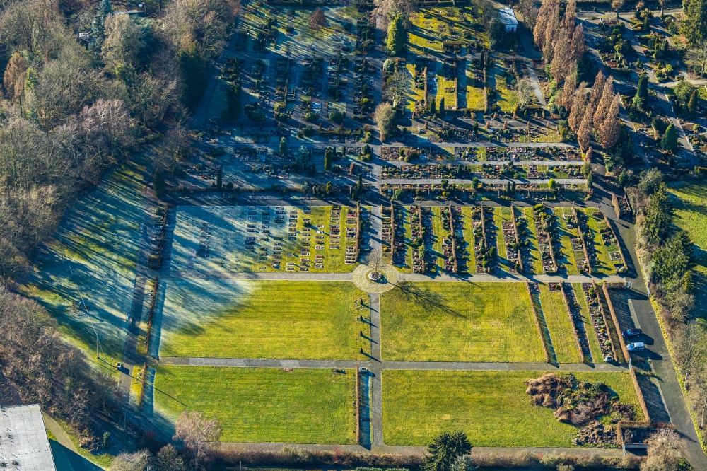 Luftbild Witten - Grabreihen auf dem Gelände des Friedhofes Evangelischer Friedhof Bommern im Ortsteil Bommern in Witten im Bundesland Nordrhein-Westfalen, Deutschland