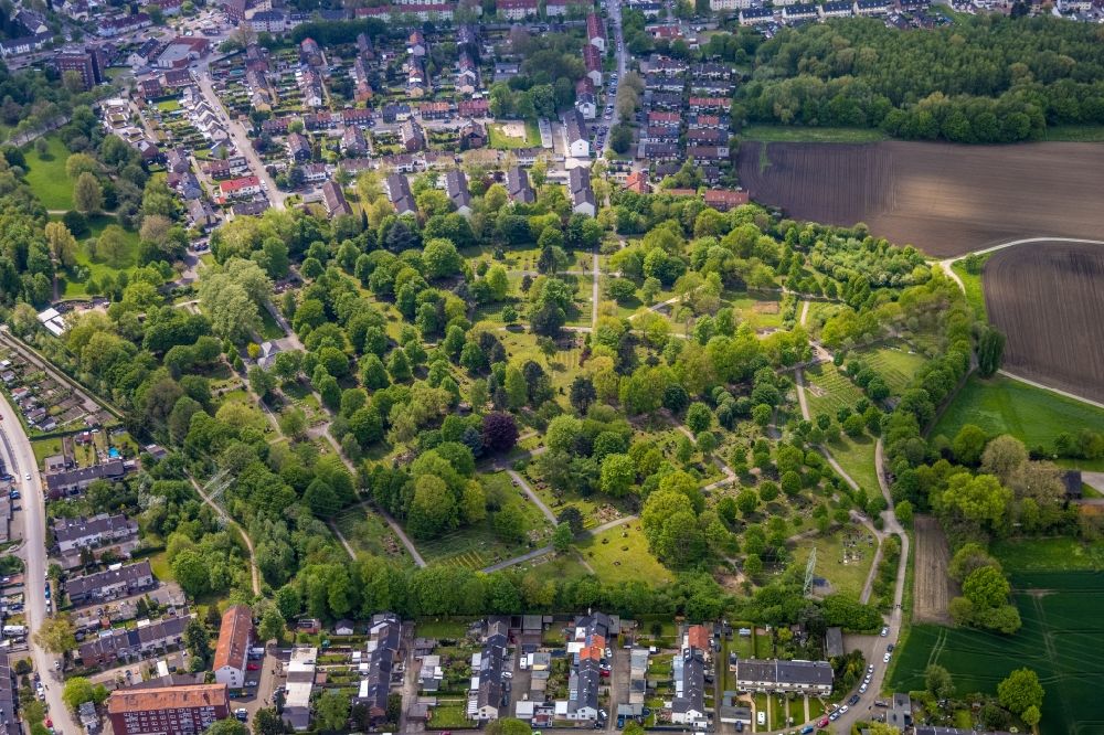 Gladbeck von oben - Grabreihen auf dem Gelände des Friedhofes Friedhof Brauck in Gladbeck im Bundesland Nordrhein-Westfalen, Deutschland
