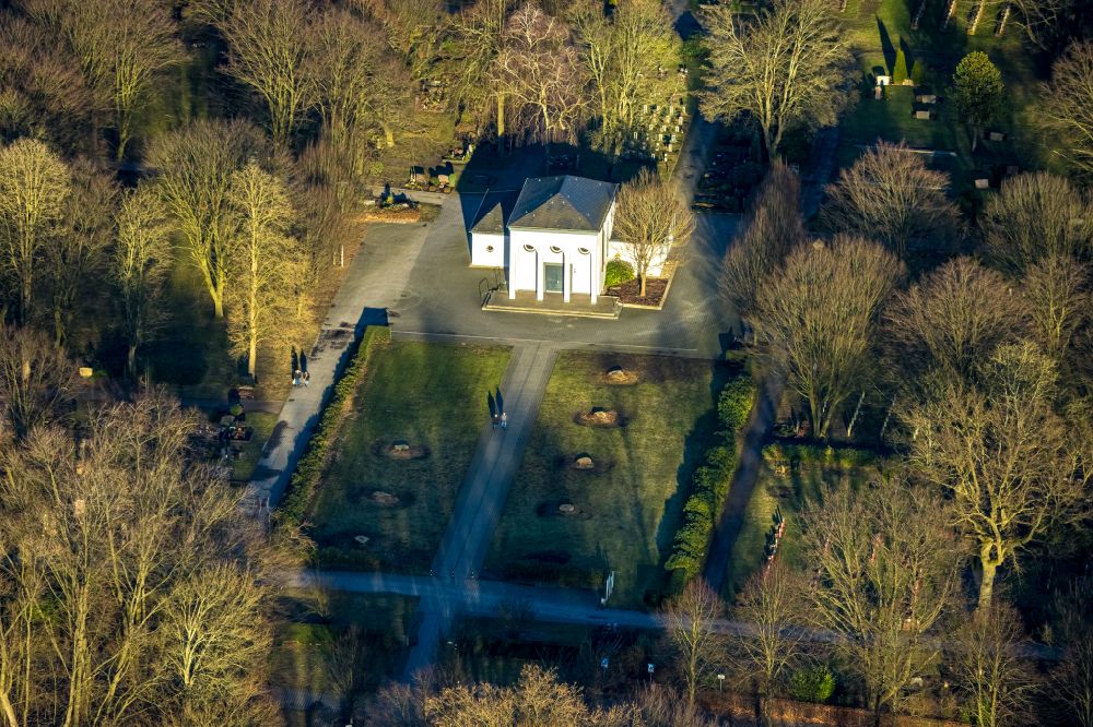 Luftaufnahme Gladbeck - Grabreihen auf dem Gelände des Friedhofes Friedhof Brauck in Gladbeck im Bundesland Nordrhein-Westfalen, Deutschland